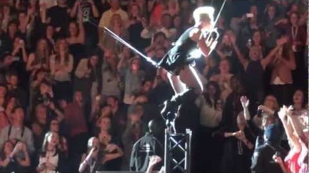 Pink s'envole en concert !