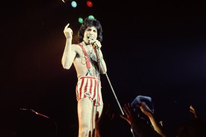 Freddie Mercury : un fan des shorts et bretelles