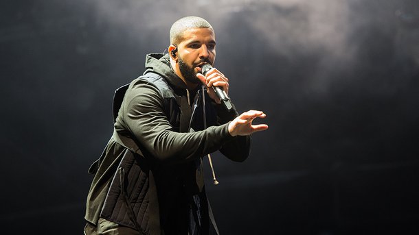 Drake partage une rare photo de lui câlinant son fils