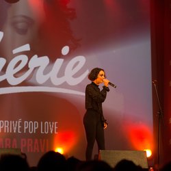 Marina Kaye sur la scène du Concert privé Pop Love