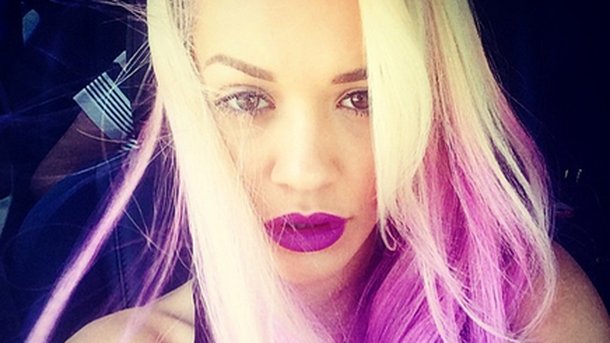 Rita Ora, Katy Perry, Demi Lovato : elles osent les mèches de couleur!