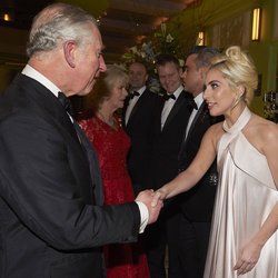 Robbie Williams et Lady Gaga rencontrent la famille royale