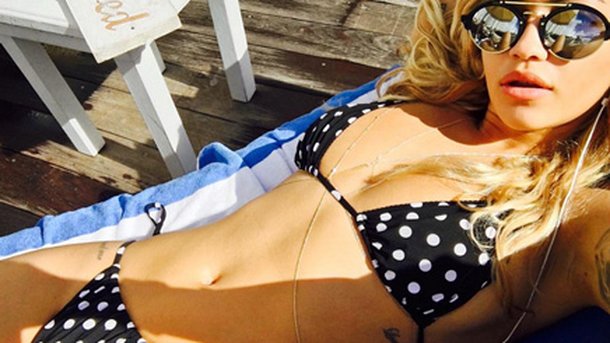 Rita Ora: toujours aussi sexy sur les plages de Miami!