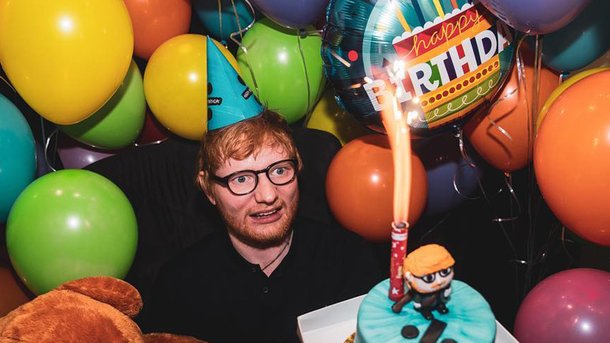 Ed Sheeran célèbre son anniversaire avec des milliers de fans