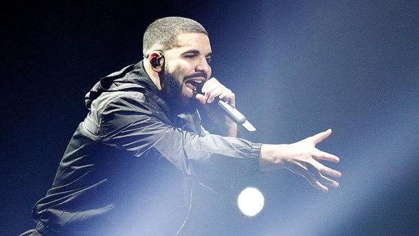 C'est officiel: Drake est papa!