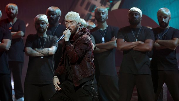 Eminem met le feu aux MTV VMAs en reprenant sa mythique performance de 2000