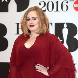 Adele arrive aux Brit Awards 2016