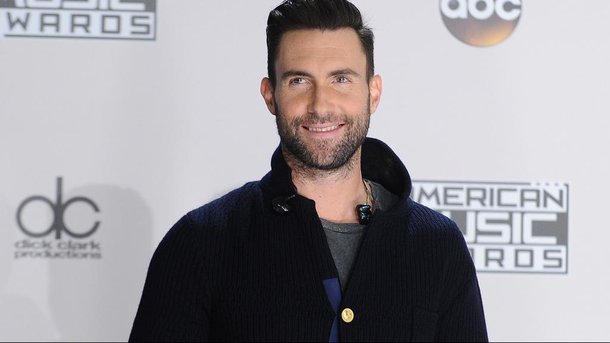 Adam Levine a une nouvelle coupe!