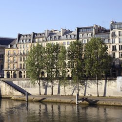 Le signe de ralliement sur le Pont Neuf à Paris