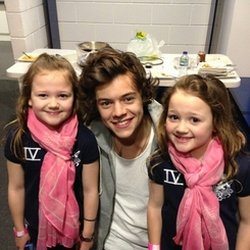Harry Styles: Merci aux jumelles d'être venu au show!! Bo et Hattie..Devinez qui est qui? Enchantée d'avoir rencontré la soeur Ellie ausi.xx 