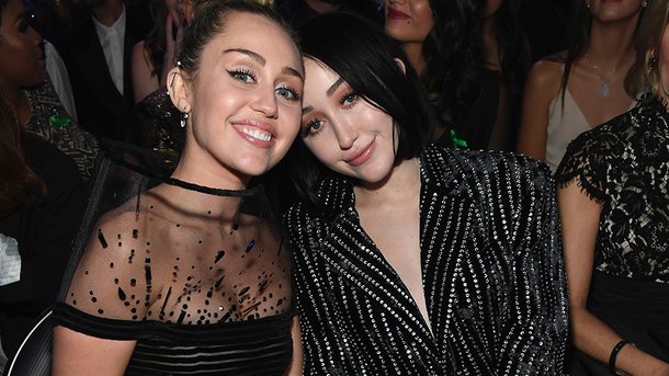 Miley Cyrus félicite sa petite sœur Noah pour son nouveau titre «July»