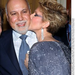 René Angelil et Céline Dion posant lors de la conférence de presse suivant la première du nouveau spectacle de Céline Dion , A New Day au Colosseum du Caesars Palace