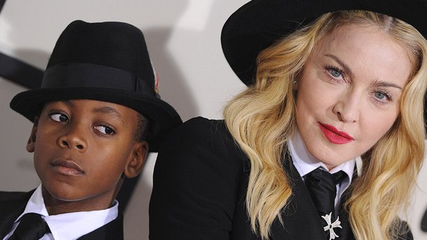Madonna fière: son fils David défile en robe et affole la Toile!