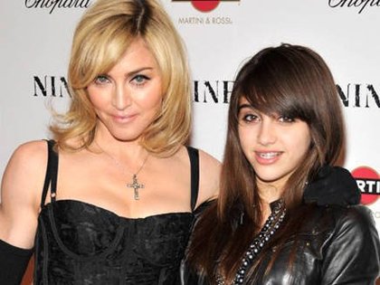 Le duo de Madonna avec sa fille Lourdes en écoute