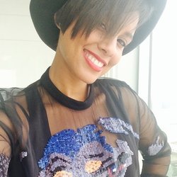 alicia keys :Are u letting your sparkle out today?? Let it glow!! ;-) #sofresh&soclean! #givenchyflow