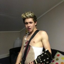Harry Styles :  Apparition accidentelle du téton de Niall 