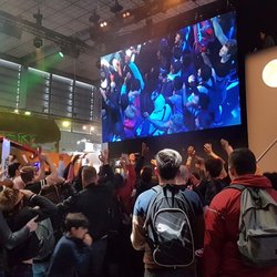 Microsoft n'a pas démérité, avec son stand découpé en plusieurs parties distinctes. Une pour le show, d'autres pour l'essai de jeux AAA ou indépendants.