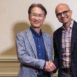 KENICHIRO YOSHIDA, PRÉSIDENT DIRECTEUR GÉNÉRAL DE SONY CORPORATION (À GAUCHE), ET SATYA NADELLA, DIRECTEUR GÉNÉRAL DE MICROSOFT (À DROITE).