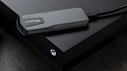 HyperX Savage EXO, un SSD externe qui se branche via un câble USB (un peu court) à une console ou un PC.