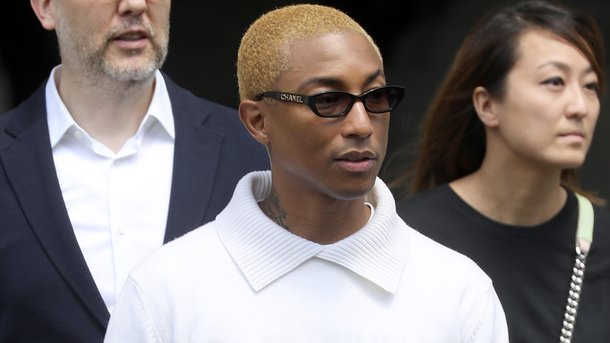 Pharrell Williams était à Paris pour le défilé Chanel et il a croisé Vanessa Paradis!