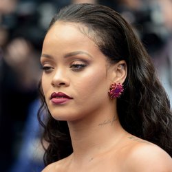 Rihanna fait graver divers citations sur son corps en hommage à ses origines.