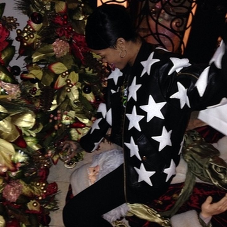 Rihanna: Nous avons essayé de convaincre le père Noël qu'être une "naughty girl" n'est pas si grave après tout!!.... On fait notre list ou pas?