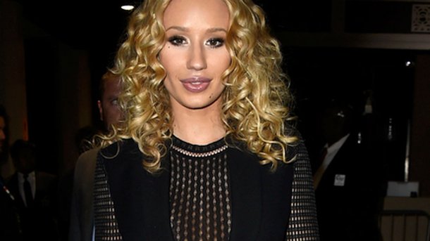 Iggy Azalea adore ses nouveaux seins!