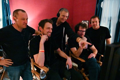 William Sherak, Matt Bettinelli-Olpin, Kevin Williamson, Tyler Gillett et Chad Villella sur le tournage de "Scream"