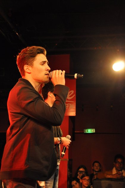 Olivier Dion chante pendant le Concert Pop Love