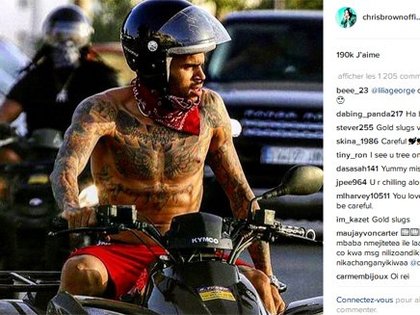 Chris Brown en maillot de bain sur un quad