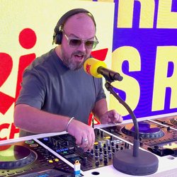 photo 16-9 - Jeudi - alban ivanov est DJ Mes Cou….  - afterwork du rire