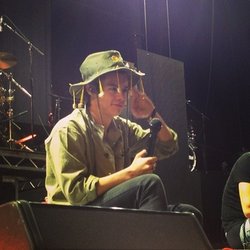 Harry Styles: “Je suis officiellement australien regardez mon chapeau” Styles 1DHQ x