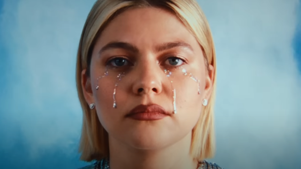 Louane : quel message passe-t-elle dans son nouveau clip "Pardonne-Moi" ?