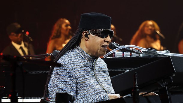Stevie Wonder fait son grand retour à Paris et invite Lenny Kravitz sur scène
