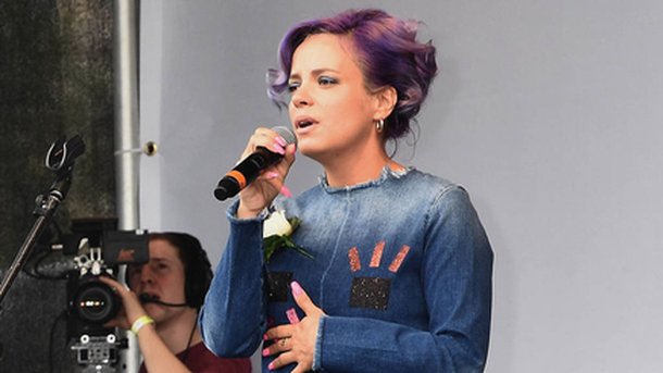Lily Allen dévoile un titre inédit sur scène