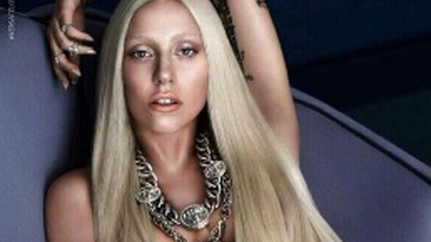 Lady Gaga pose topless pour Versace !