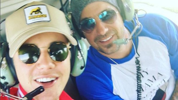 Justin Bieber : sans gêne, son père dévoile un selfie de lui torse nu!