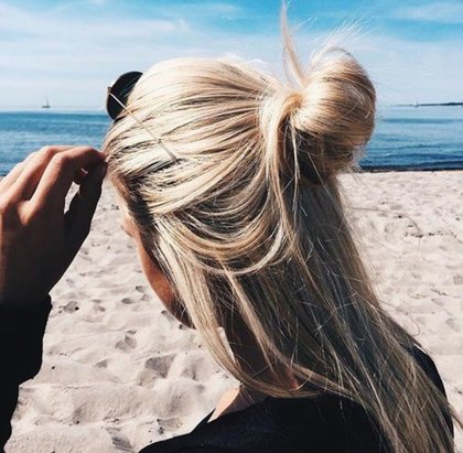 Le half-bun effet décoiffé