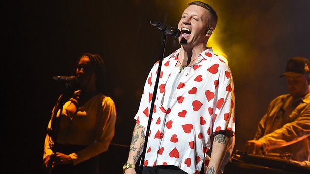 Macklemore méconnaissable révèle sa vraie nature de cheveux!