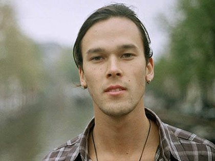 Justin Nozuka offre gratuitement son titre acoustique "Gone"