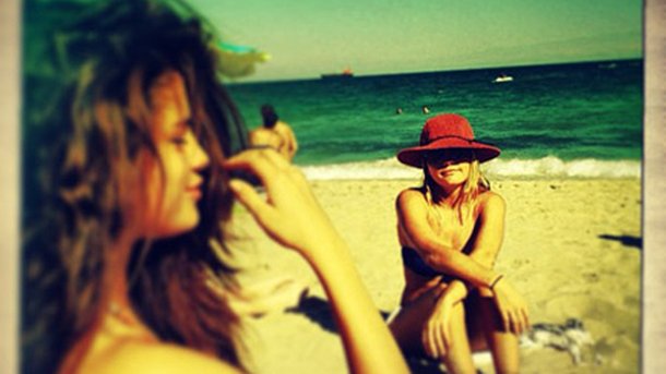Selena Gomez :  bikini et détente à la plage !