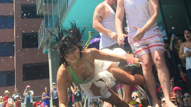 Shy’m, Demi Lovato, Harry Styles : les plus belles chutes de 2015!