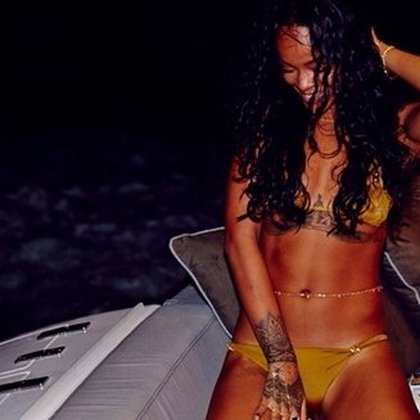 Rihanna enlève le haut !