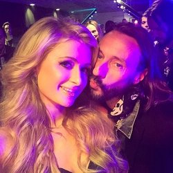Paris Hilton : #SelfieTime with @BobSinclar. 