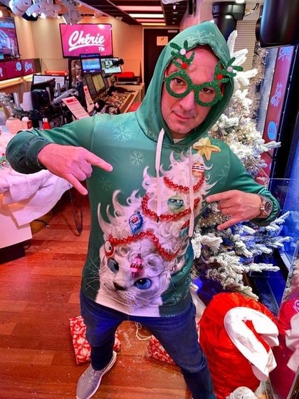 Ce matin, bataille de pulls de Noël dans Le Réveil Chérie. Voici celui d'Alexandre Devoise !