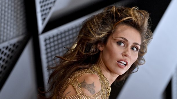 Miley Cyrus chante en français sur le nouveau titre qu'elle présente
