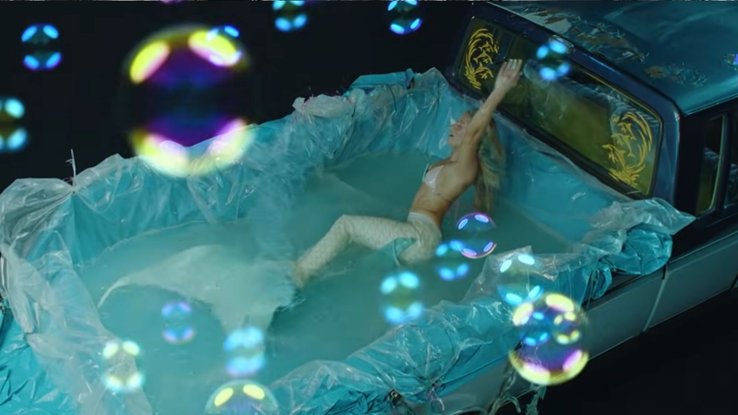Zara Larsson dans le clip de "Blue Moon"