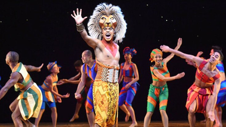 Gwendal Marimoutou dans le rôle de Simba se produit sur scène lors de la comédie musicale "Le Roi Lion - Lion King" à Paris