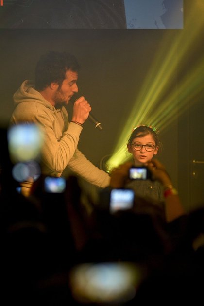 Amir invite une jeune fan sur scène 