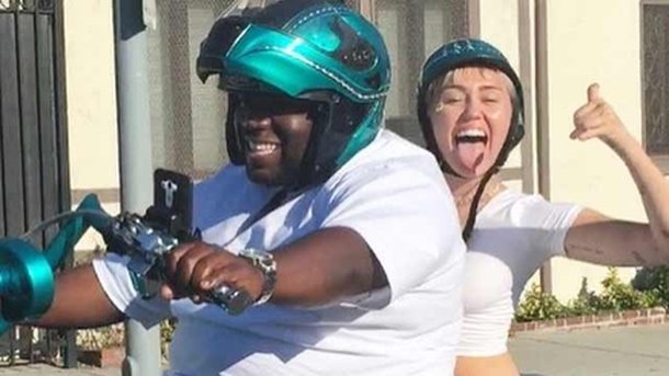 Miley Cyrus : balade avec un inconnu à moto!